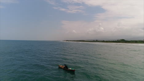 Antena:-Pescador-Hondureño-En-Cámara-Lenta-Pescando-En-Canoa-Cerca-De-La-Costa-Caribeña---El-Porvenir,-Honduras-2