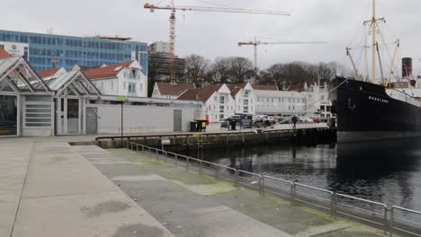 Port-of-of-Stavanger-Sunday-afternoon,-old-boats-in-a-sleepy-harbor