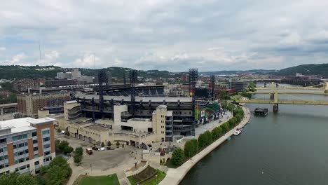 Antena-De-La-Parte-Trasera-Del-Estadio-De-Béisbol-Pnc-Park-De-Los-Piratas-De-Pittsburgh-Pittsburgh,-Pennsylvania-Concepto:-Urbano,-Paisaje-Urbano,-Deportivo,-Campos,-Drone