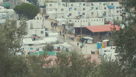 Tiro-De-Teleobjetivo-Del-Interior-Del-Campo-De-Refugiados-De-Moria-Refugiados-Caminando-Por-Dentro