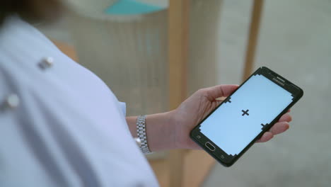 Woman-Scrolling-Thru-The-Screen-Of-Her-Smartphone