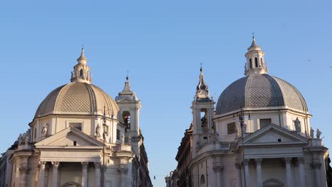 Las-Iglesias-Gemelas-En-La-Plaza-Del-Pueblo-En-Roma-Con-Via-Del-Corso-En-El-Oriente