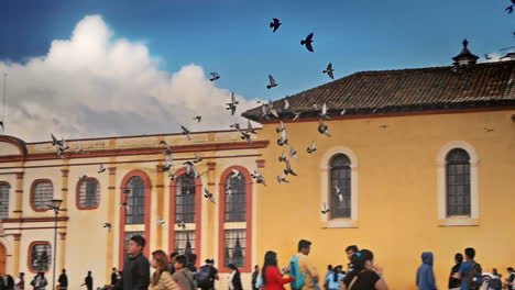 MAIN-SQUARE-IN-SAN-CRISTOBAL-DE-LAS-CASAS,-CHIAPAS-MEXICO-SHOT-PEOPLE-PASSING-BY