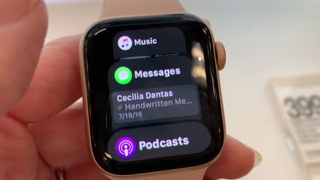 HD-Video-Der-Hand-Einer-Frau,-Die-Durch-Die-Neueste-Apple-Watch-Serie-4-Scrollt