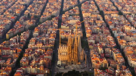 Cityscape-of-Sagrada-Familia-and-the-city-at-sunrise,-Spain