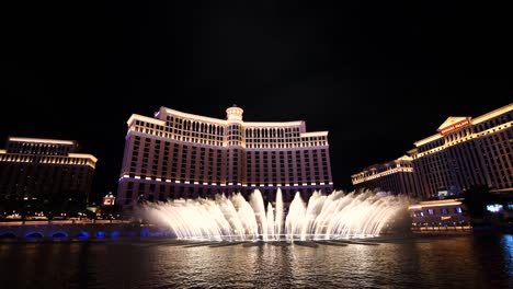 Toma-Completa-Del-Espectáculo-De-La-Fuente-De-Agua-Bellagio-En-Las-Vegas-Alrededor-De-Marzo-De-2019