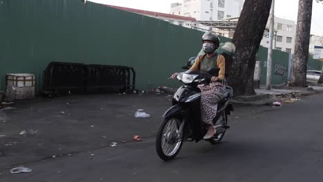 Siguiente-Mujer-En-Cámara-Lenta-En-Las-Concurridas-Calles-Del-Sudeste-Asiático