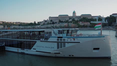 Blick-Auf-Die-Donau-Vom-Ufer-Von-Raqpart,-Pestseite,-Kreuzfahrt-Auf-Dem-Fluss-Crystal-Mahler