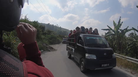 Warten-Auf-Motorroller,-Lastwagen-Und-Autos,-Die-Auf-Einer-Schmalen-Landstraße-Auf-Der-Indonesischen-Insel-Samosir-Vorbeifahren