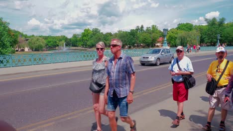 Coches-Que-Pasan-Por-El-Puente-En-El-Paseo-Kós-Károly