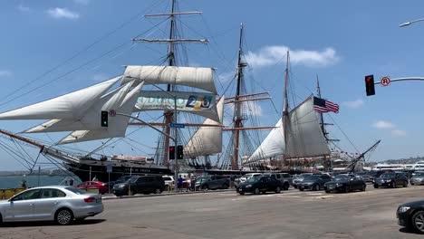 Las-Concurridas-Calles-De-Harbour-Drive,-Donde-Los-Antiguos-Barcos-Históricos-Están-Anclados-Y-Abiertos-Para-Visitas-Turísticas