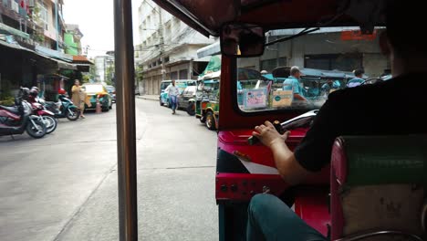 Paseo-En-Tuktuk-Por-Las-Calles-De-Bangkok-Disfrutando-De-Los-Lugares-De-Interés-Locales