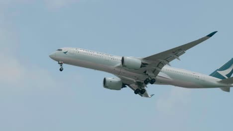 Cathay-Pacific-Airbus-A350-941-B-lro-Acercándose-Antes-De-Aterrizar-En-El-Aeropuerto-De-Suvarnabhumi-En-Bangkok-En-Tailandia