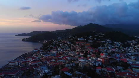 Epische-Luftaufnahme-Des-Sonnenuntergangs-über-Dem-Glockenturm-In-St.-George,-Grenada