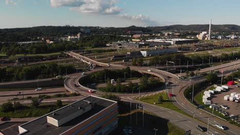 Vista-Aérea-De-La-Gran-Rotonda-Sobre-La-Gran-Carretera-Alingsasleden-E20-Ubicada-En-Gotemburgo,-Suecia