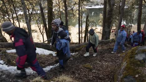 Himalaya-Wanderer-Auf-Dem-Weg-Zum-Wanderweg,-Vorbei-An-Himalaya-Straßen,-Hügeln-Und-Dschungeln