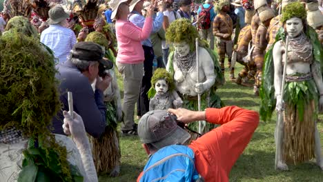 Touristen-Machen-Fotos-Von-Kindern,-Frauen-In-Ethnischer-Kleidung,-Papua-Neuguinea