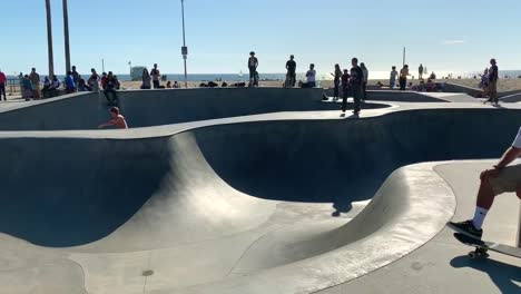 Los-Patinadores-Locales-Y-Los-Profesionales-Del-Patinaje-Entretienen-A-Los-Visitantes-En-El-Icónico-Parque-De-Patinaje-De-Venice-Beach