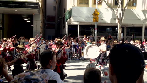 Gaitas-Y-Tambores-Desfilan-El-Día-De-Anzac-Para-Que-No-Olvidemos,-Día-De-Conmemoración-Del-Memorial-De-Guerra-Australiano,-Brisbane-2015