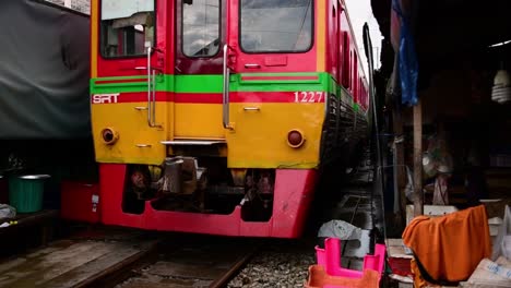 Un-Emocionante-Viaje-En-Tren-Al-Mercado-Ferroviario-De-Mae-Klong