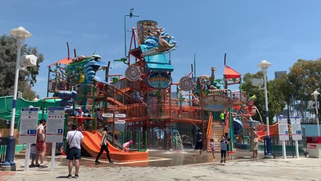 Kinder-Genießen-Die-Sommerpause-Im-Boomerang-Bay-Water-Park-In-Kalifornien