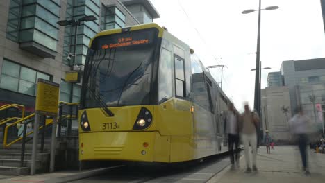 Zeitraffer-Der-Arndale-Straßenbahnlinien-Mit-Im-Einsatz-Befindlichen-Straßenbahnen,-Die-An-Touristischen-öffentlichen-Verkehrsmitteln-In-Der-Nähe-Von-Printworks-Touristenattraktionen-Und-Wahrzeichen-Des-Einkaufszentrums-An-Einem-Sonnigen-Sommertag-Vorbeifahren-4k-25p