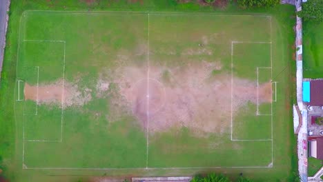 Vista-De-Pájaro-De-Un-Campo-De-Fútbol-En-Córdoba-Con-Césped-Dañado-Debido-A-La-Sobrecarga-De-Trabajo