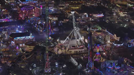 Vista-Aérea-De-Una-Feria-De-Diversión-En-La-Noche