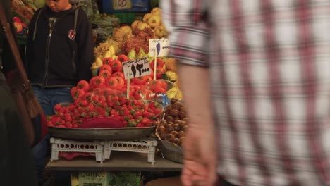 Fresas,-Peras,-Caquis-Y-Otras-Frutas-En-Un-Puesto-De-Mercado-Con-Precios-Persas-Nombrados-En-El-Bazar-Tajrish-En-Teherán-Irán