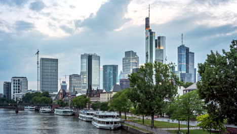 Zeitraffer-Des-Sonnenuntergangs-Mit-Blick-Vom-Main-Auf-Die-Skyline-Der-Stadt-Frankfurt-Am-Main-In-Hessen,-Deutschland