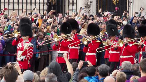 Britische-Königliche-Wachen-Führen-Die-Wachablösung-Im-Buckingham-Palace-Durch