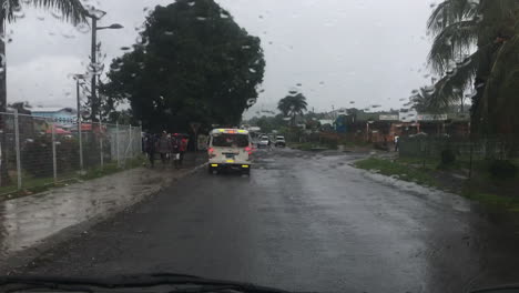 Conduciendo-Bajo-La-Lluvia-En-Un-Pequeño-Pueblo-De-Papua-Nueva-Guinea