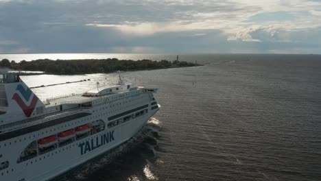 Kreuzfahrtschiff-Navigiert-Langsam-Durch-Die-Bucht-Von-Riga-Und-Segelt-über-Die-Ostsee