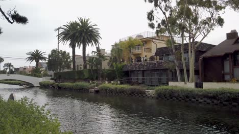 Toma-En-Cámara-Lenta-Hacia-Adelante-De-Los-Canales-De-Venecia,-Que-Muestra-Casas-Frente-Al-Canal-En-Un-Día-Nublado,-Los-Angeles