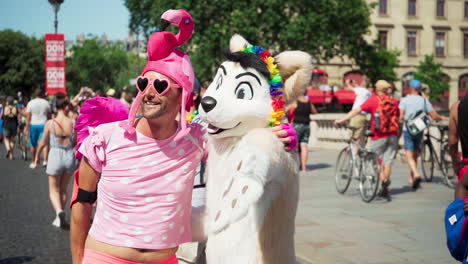 Hombre-Vestido-De-Rosa-Con-Sombrero-De-Flamenco-Posa-Con-Otra-Persona-Vestida-Con-Un-Traje-Peludo-En-El-Desfile-Del-Orgullo-2019-En-París,-Francia