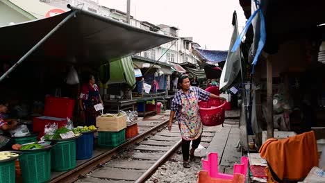 Un-Emocionante-Viaje-En-Tren-Al-Mercado-Ferroviario-De-Mae-Klong