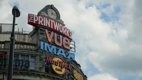 Printworks-Schild,-Nahaufnahme,-Touristenattraktion,-Wahrzeichen-Im-Stadtzentrum-Von-Manchester,-4k-25p