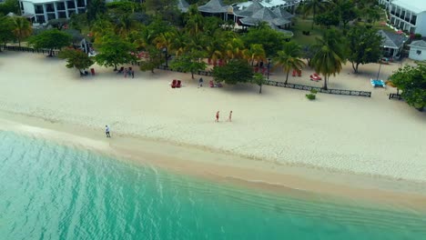 Vista-Aérea-Pareja-Caminando-Por-La-Playa-De-Grand-Anse-De-Regreso-Al-Resort-En-La-Isla-Caribeña-De-Granada