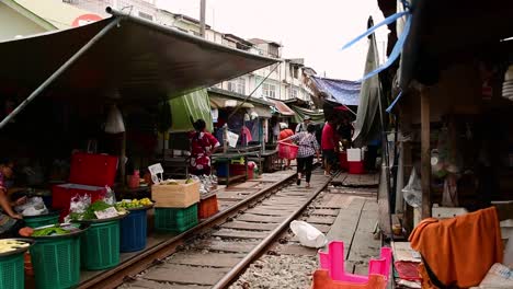 Un-Emocionante-Viaje-En-Tren-Al-Mercado-Ferroviario-De-Mae-Klong