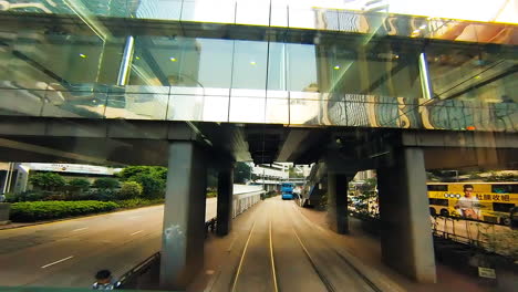 Timelapse---Tranvía-De-La-Isla-De-Hong-Kong,-Movimiento-Hacia-Adelante-Capturado-A-Través-De-La-Pantalla-Frontal