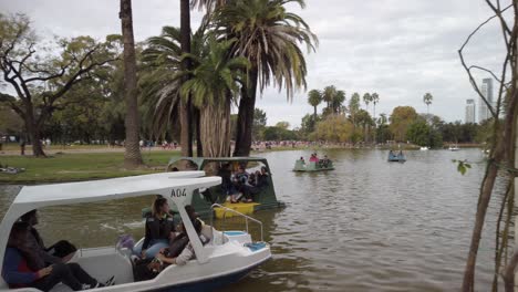 Panorámica-Derecha-Turistas-En-Alquiler-De-Botes-A-Pedal-En-Palermo-Woods-Lake-Junto-Al-Jardín-De-Rosas