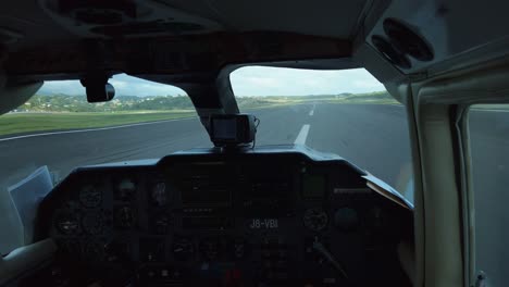 Una-Aerolínea-En-La-Pista-Después-De-Aterrizar-En-La-Tierra-Firme-De-Granada