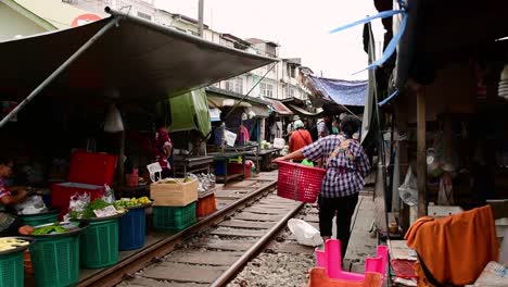 Eine-Aufregende-Zugfahrt-Zum-Mae-Klong-Eisenbahnmarkt