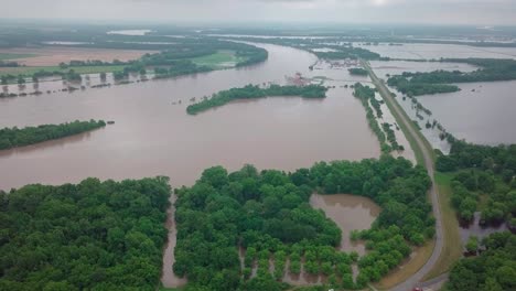 Draufsicht-Auf-Die-Historische-Überschwemmung-Der-Levy-Road-Am-Arkansas-River-2019