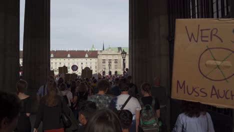 Pov-De-Multitud-De-Manifestantes-Caminando-A-Través-De-Arcos-En-Hero-Square-Durante-Los-Viernes-Para-Futuras-Protestas-Por-El-Cambio-Climático