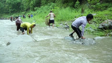 Fish-killing-festival-of-the-Himalaya:-Maund-Mela