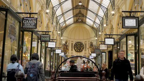 Royal-Arcade,-Melbourne,-Juli-2019-Historisches-Einkaufspassagengebäude-In-Melbourne---Beliebte-Touristenattraktion-In-Melbourne