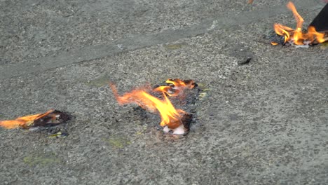 Entfernen-Von-Farbe-Auf-Asphalt-Mit-Feuer-Auf-Der-Straße-In-Thailand