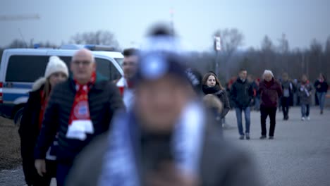 Multitud-De-Fans-Caminando-Hacia-El-Allianz-Arena-Durante-El-Día-Del-Partido