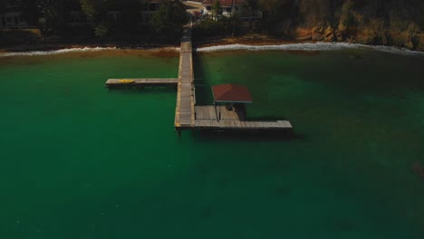 Erstaunliche-Luftgeschwindigkeitsrampe-Eines-Stegs-Mit-Wellen-Im-Hintergrund-In-Batteaux-Bay,-Tobago